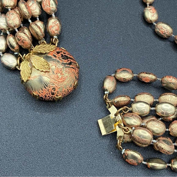 Vintage 1960s Choker Necklace with Plastic Gold and Coral Beads with Leaf Motif - Picture 7 of 11